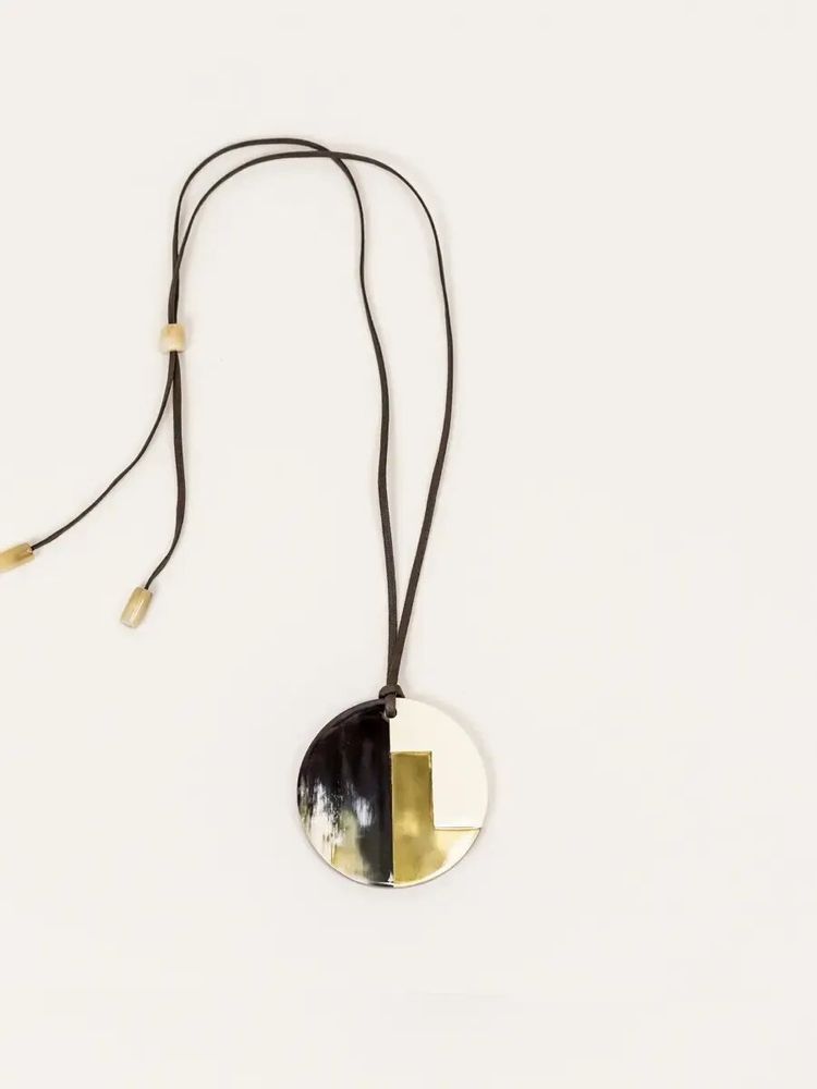Bijoux - Pendentif rond corne noire Africaine, laque ivoire et laiton - L INDOCHINEUR X RIVÊT