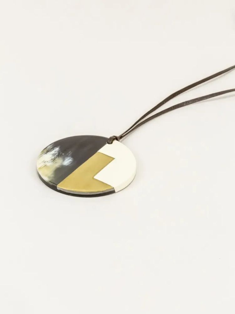 Bijoux - Pendentif rond corne noire Africaine, laque ivoire et laiton - L INDOCHINEUR X RIVÊT