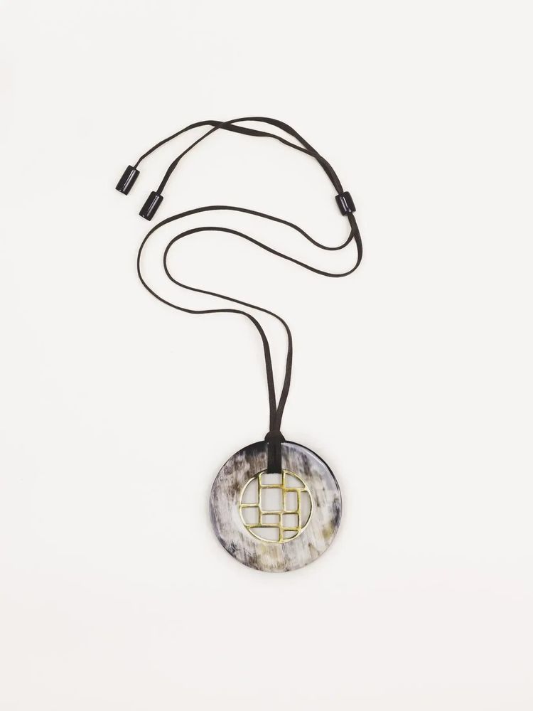 Bijoux - Pendentif damier laiton cerclé en corne noire marbrée - L INDOCHINEUR X RIVÊT