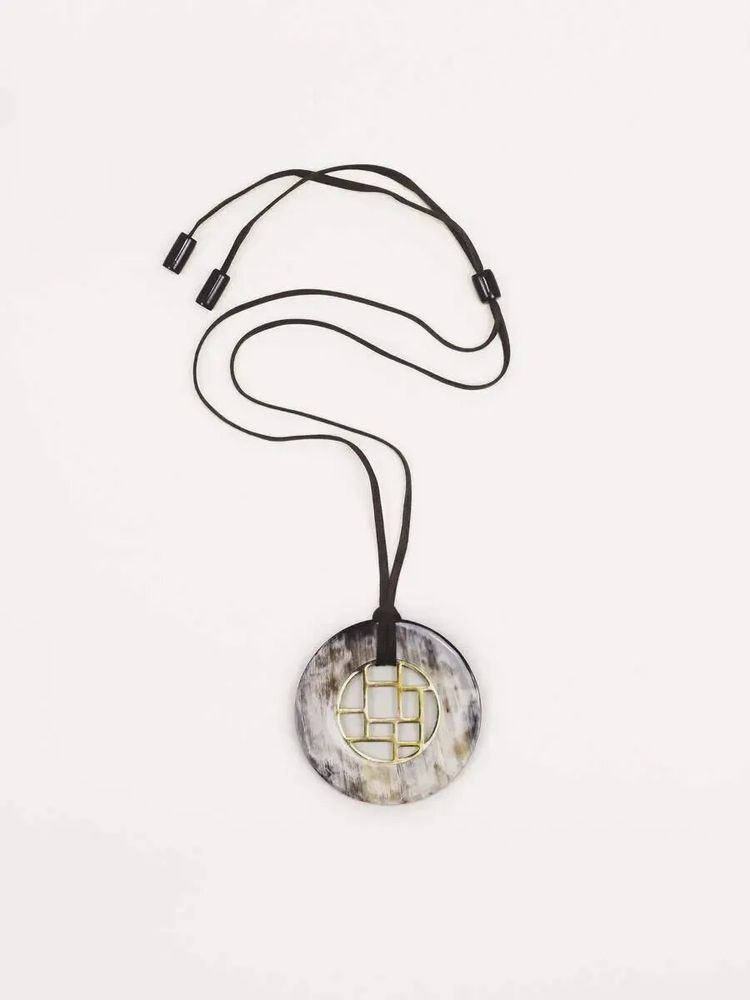 Bijoux - Pendentif damier laiton cerclé en corne noire marbrée - L INDOCHINEUR X RIVÊT
