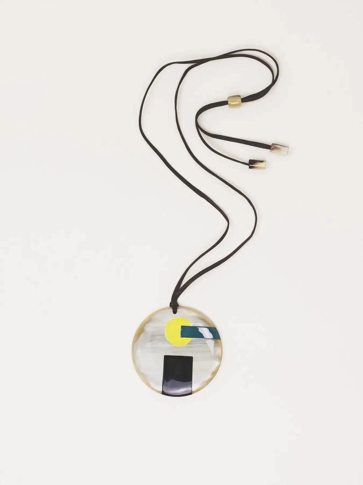 Bijoux - Pendentif Géranos en corne blonde et laque tricolore - L INDOCHINEUR X RIVÊT