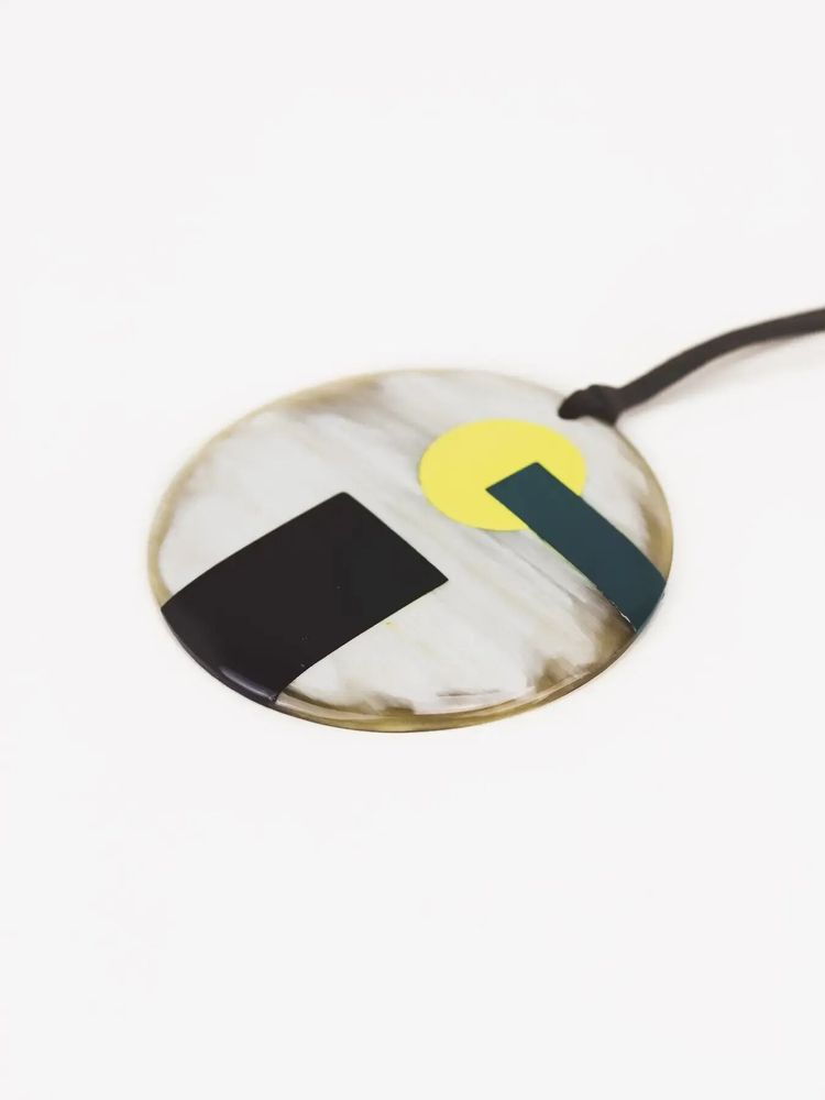 Bijoux - Pendentif Géranos en corne blonde et laque tricolore - L INDOCHINEUR X RIVÊT