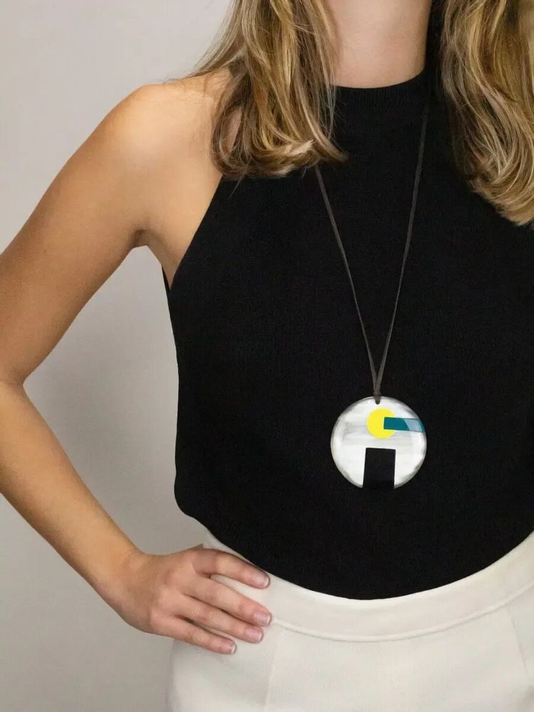 Bijoux - Pendentif Géranos en corne blonde et laque tricolore - L INDOCHINEUR X RIVÊT