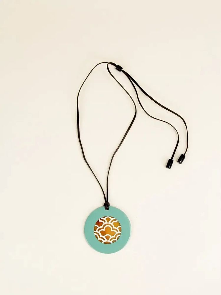 Bijoux - Pendentif rond aux motifs Vague avec laque orange - L INDOCHINEUR X RIVÊT