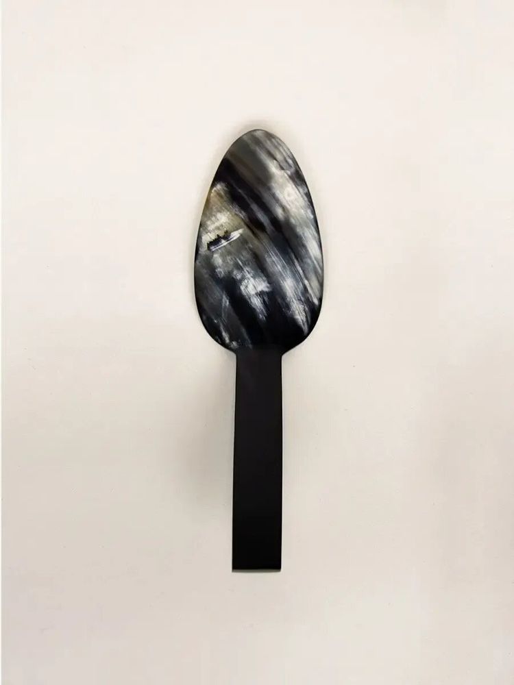 Kitchen utensils - African black horn with yellow laquer tarte server - L INDOCHINEUR X RIVÊT