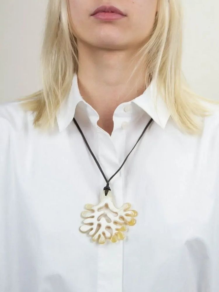Bijoux - Pendentif grand corail en corne noire Afrincaine - L INDOCHINEUR X RIVÊT