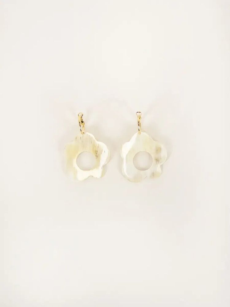 Bijoux - Boucles d'oreilles marguerite en corne blonde - L INDOCHINEUR X RIVÊT