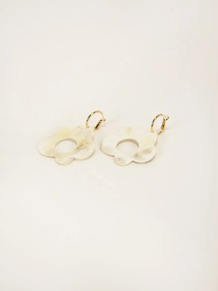 Bijoux - Boucles d'oreilles marguerite en corne blonde - L INDOCHINEUR X RIVÊT