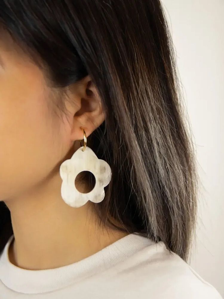 Bijoux - Boucles d'oreilles marguerite en corne blonde - L INDOCHINEUR X RIVÊT