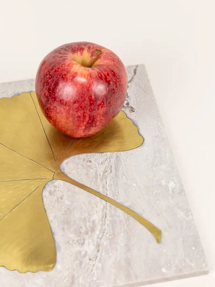 Glass - Trivet in white stone with brass ginkgo leaf - L INDOCHINEUR X RIVÊT
