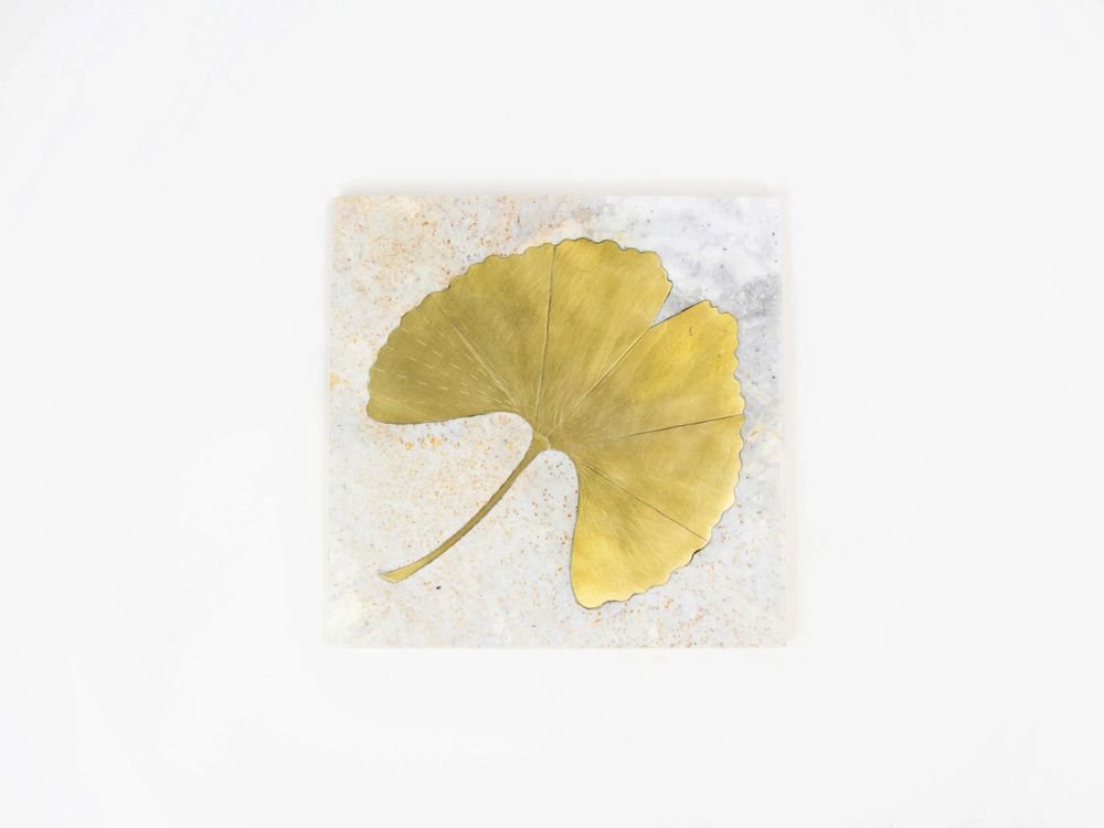 Glass - Trivet in white stone with brass ginkgo leaf - L INDOCHINEUR X RIVÊT