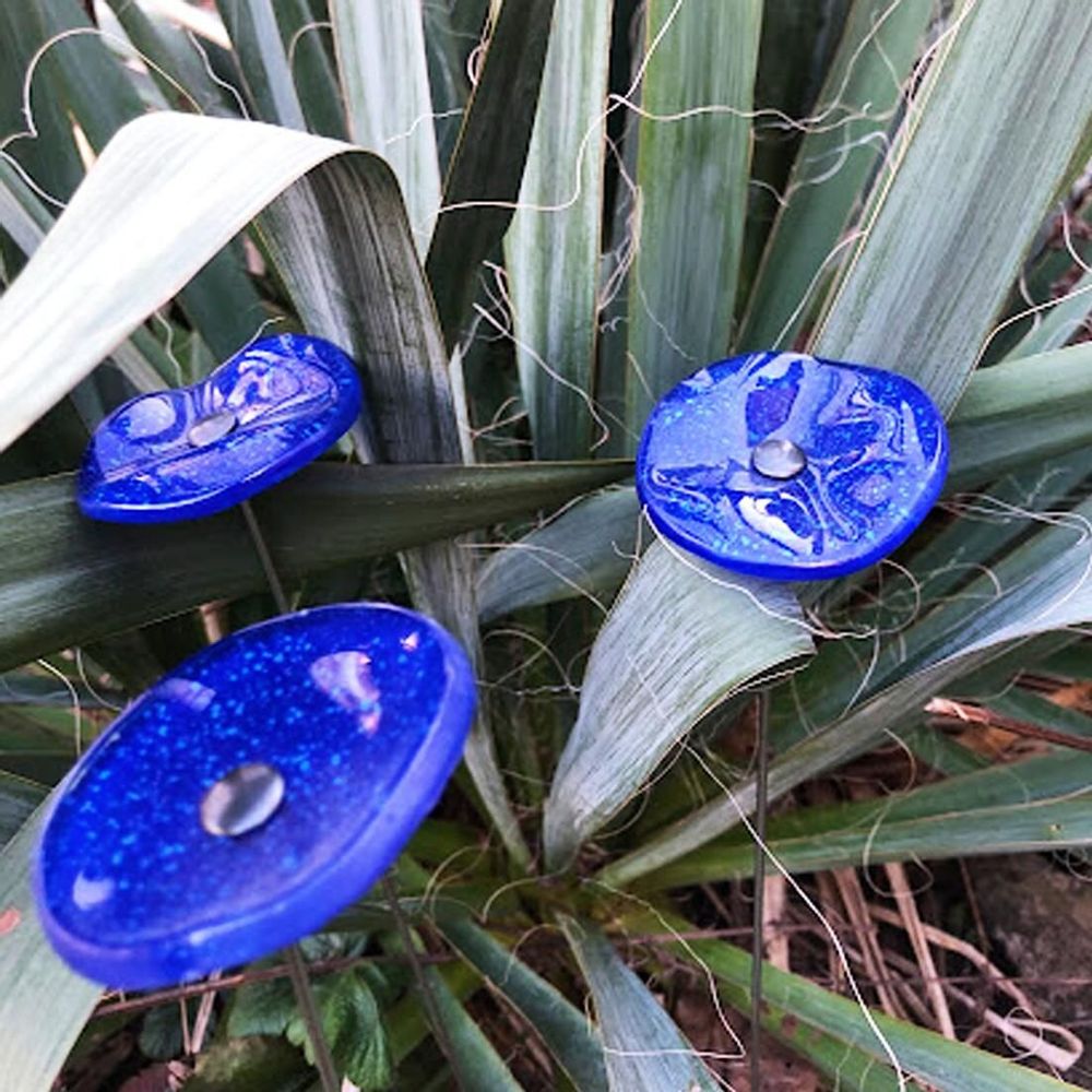 Accessoires de jardinage - Petite fleur ronde en verre de couleur bleu foncé, bleu clair - CARNEOL GLASS