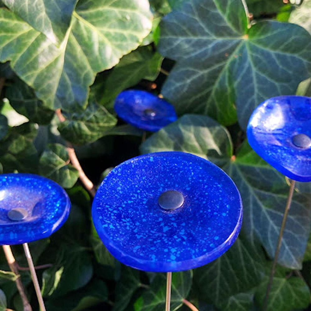 Accessoires de jardinage - Petite fleur ronde en verre de couleur bleu foncé, bleu clair - CARNEOL GLASS