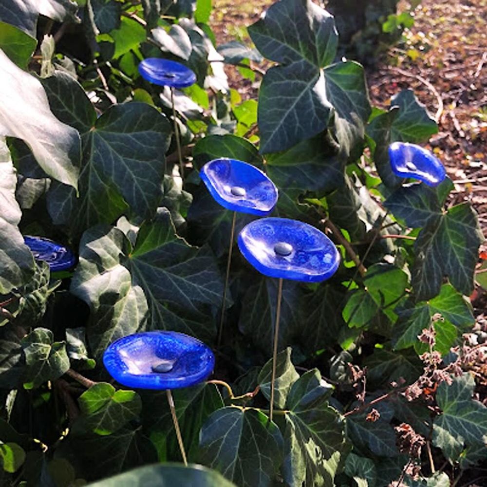 Accessoires de jardinage - Petite fleur ronde en verre de couleur bleu foncé, bleu clair - CARNEOL GLASS
