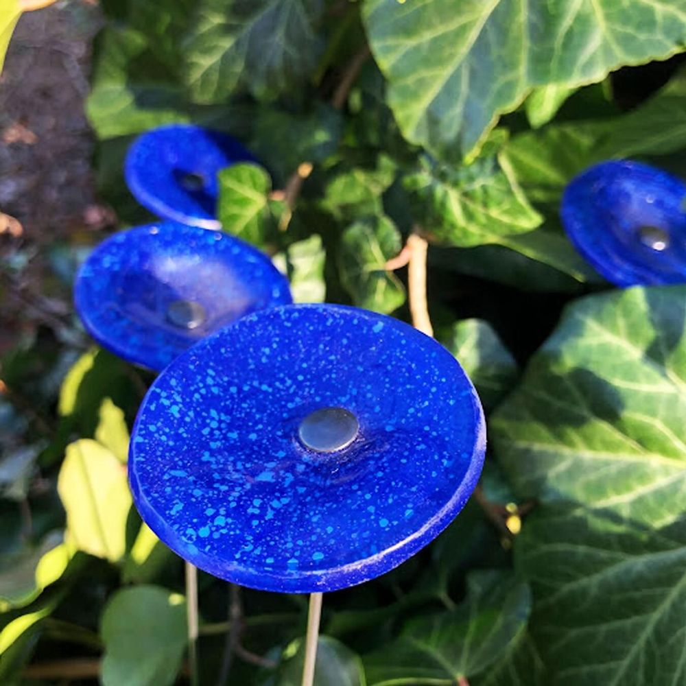 Accessoires de jardinage - Petite fleur ronde en verre de couleur bleu foncé, bleu clair - CARNEOL GLASS