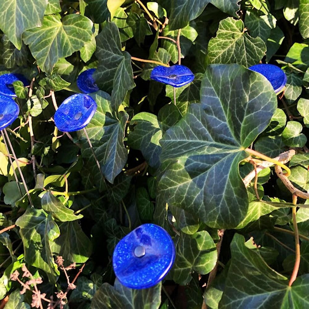 Accessoires de jardinage - Petite fleur ronde en verre de couleur bleu foncé, bleu clair - CARNEOL GLASS