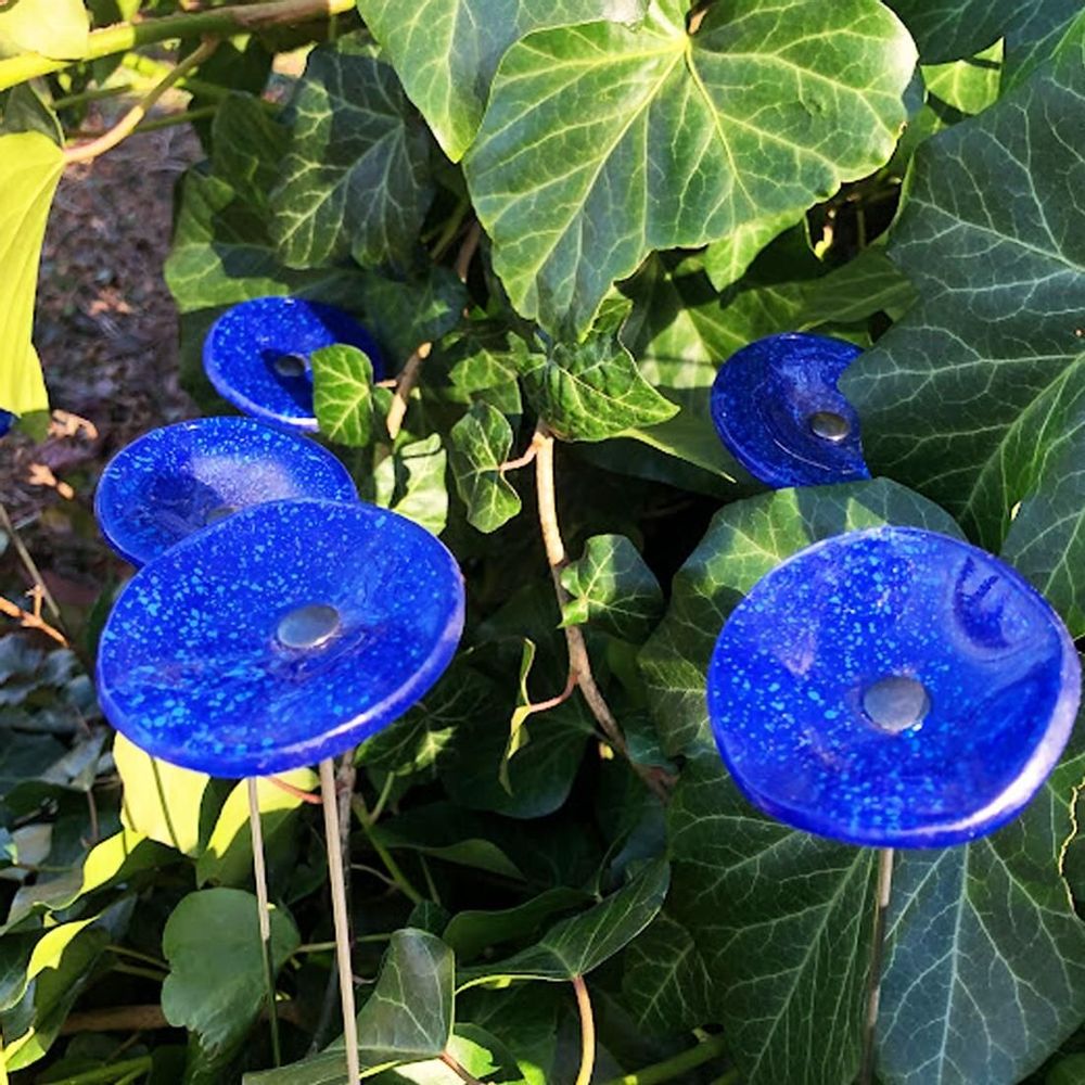 Accessoires de jardinage - Petite fleur ronde en verre de couleur bleu foncé, bleu clair - CARNEOL GLASS