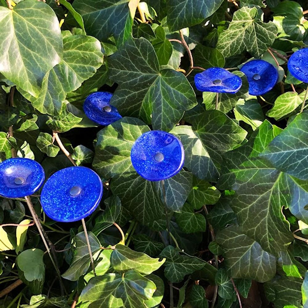 Accessoires de jardinage - Petite fleur ronde en verre de couleur bleu foncé, bleu clair - CARNEOL GLASS