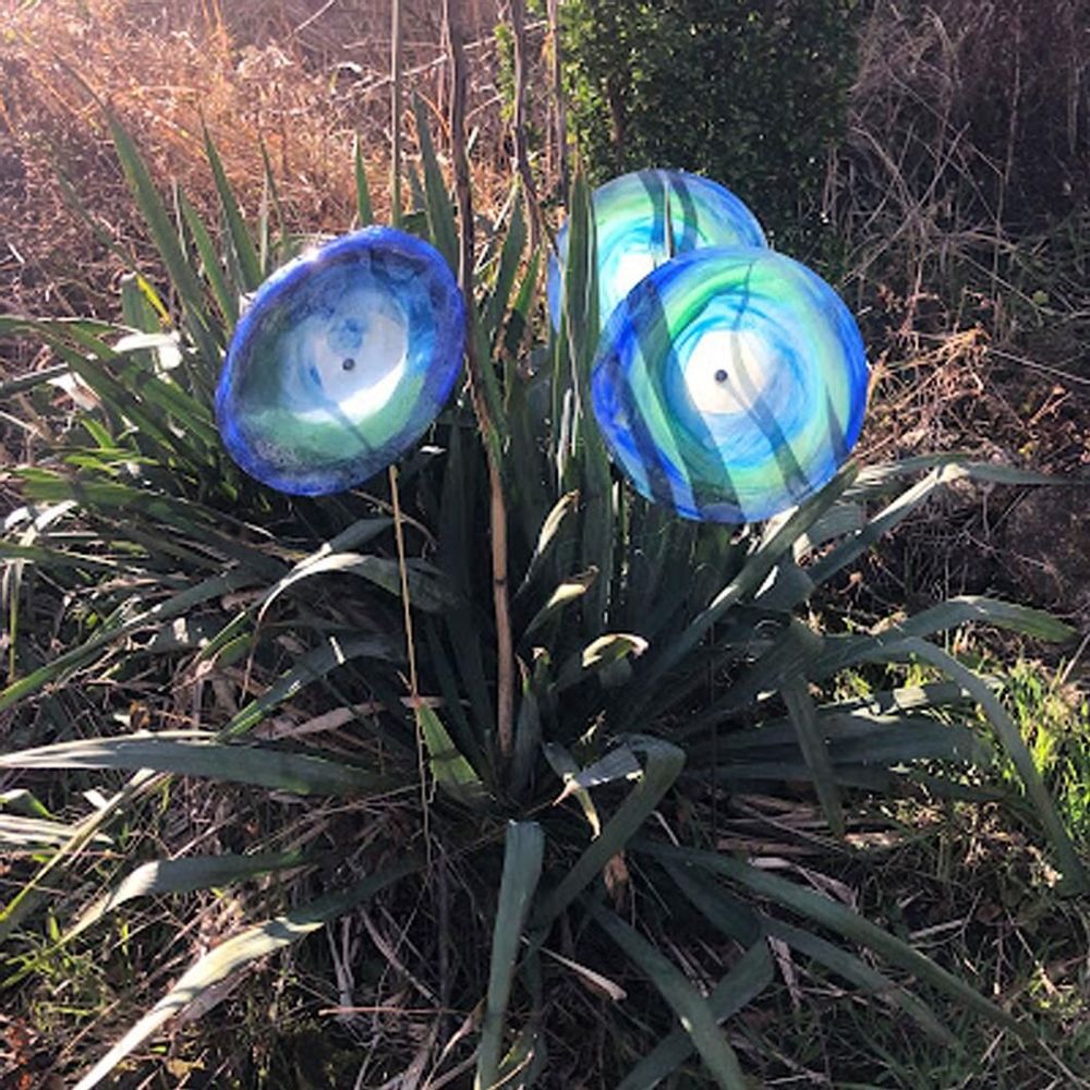 Garden accessories - Dark Blue-Green Swirling Glass Flower (18cm, 50cm stem) - CARNEOL GLASS