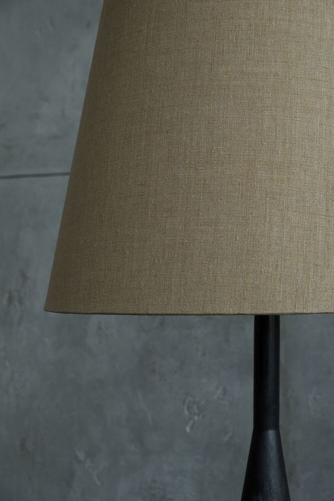 Lampadaires - Lampadaire Vereteno — Base sculpturale en érable carbonisé avec abat-j - PLETOSTUDIO