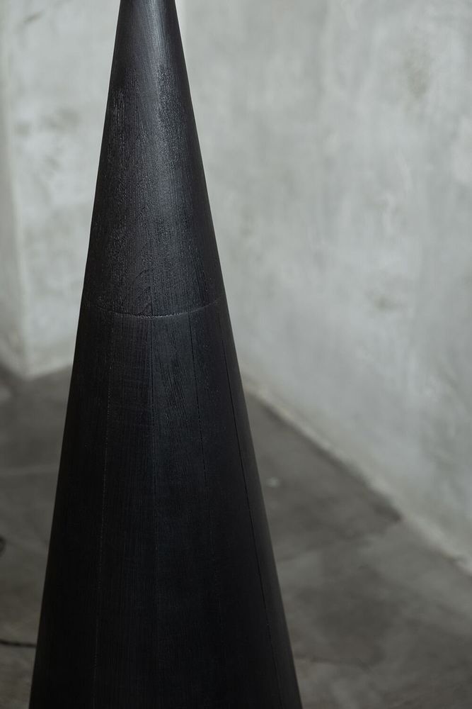 Lampadaires - Lampadaire Vereteno — Base sculpturale en érable carbonisé avec abat-j - PLETOSTUDIO