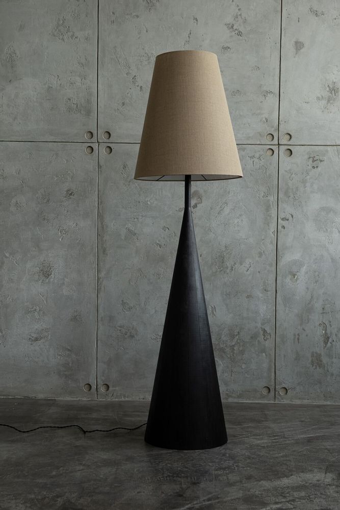 Lampadaires - Lampadaire Vereteno — Base sculpturale en érable carbonisé avec abat-j - PLETOSTUDIO