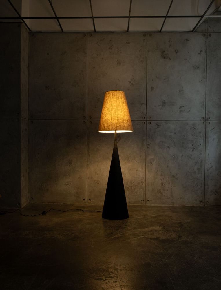 Lampadaires - Lampadaire Vereteno — Base sculpturale en érable carbonisé avec abat-j - PLETOSTUDIO