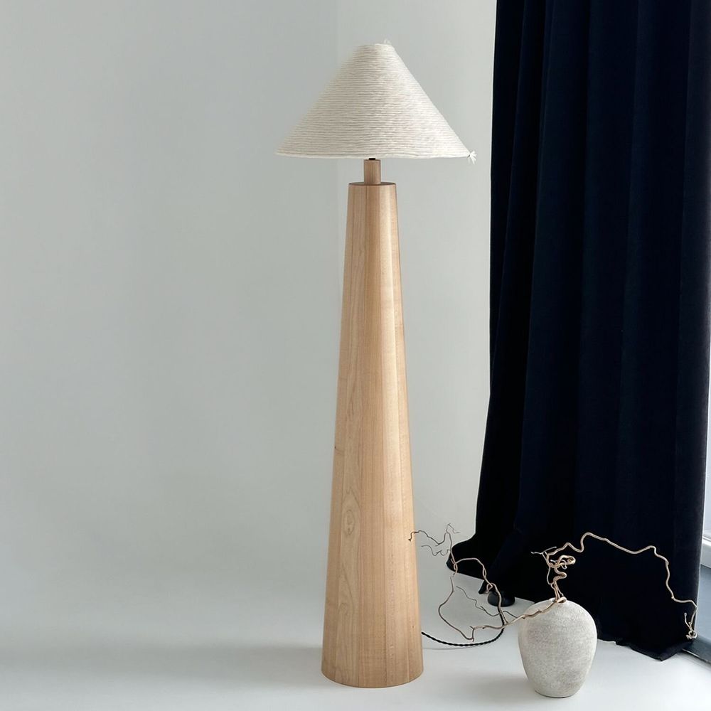 Lampadaires - Lampadaire Tokio — Base minimaliste en bois d'érable avec abat-jour en - PLETOSTUDIO