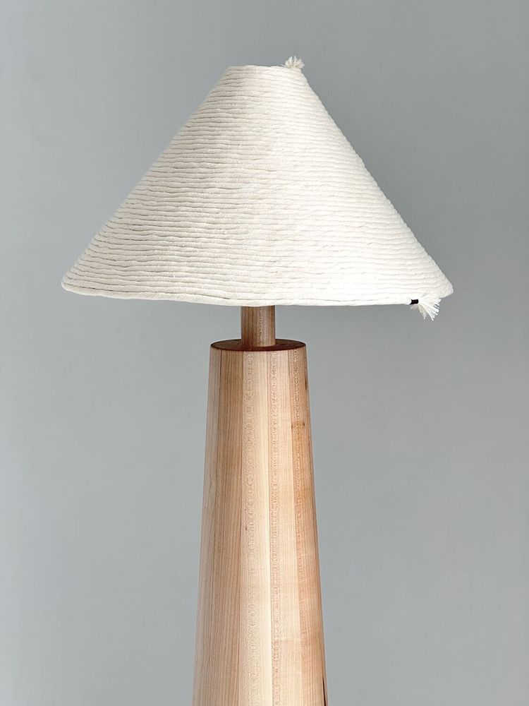 Lampadaires - Lampadaire Tokio — Base minimaliste en bois d'érable avec abat-jour en - PLETOSTUDIO