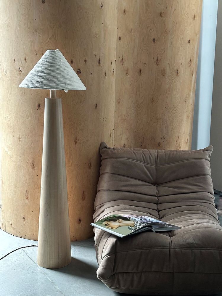 Lampadaires - Lampadaire Tokio — Base minimaliste en bois d'érable avec abat-jour en - PLETOSTUDIO