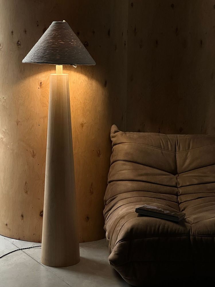 Lampadaires - Lampadaire Tokio — Base minimaliste en bois d'érable avec abat-jour en - PLETOSTUDIO