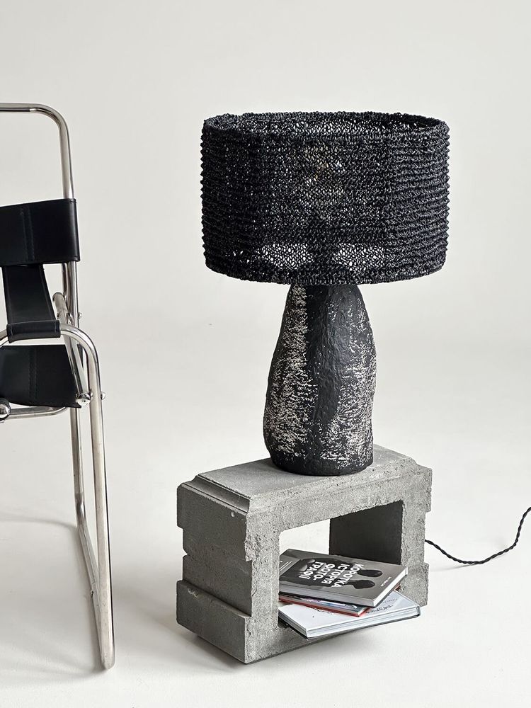 Lampes de table - Lampe de table Smola — Abat-jour en raphia fait main et base d'éclaira - PLETOSTUDIO