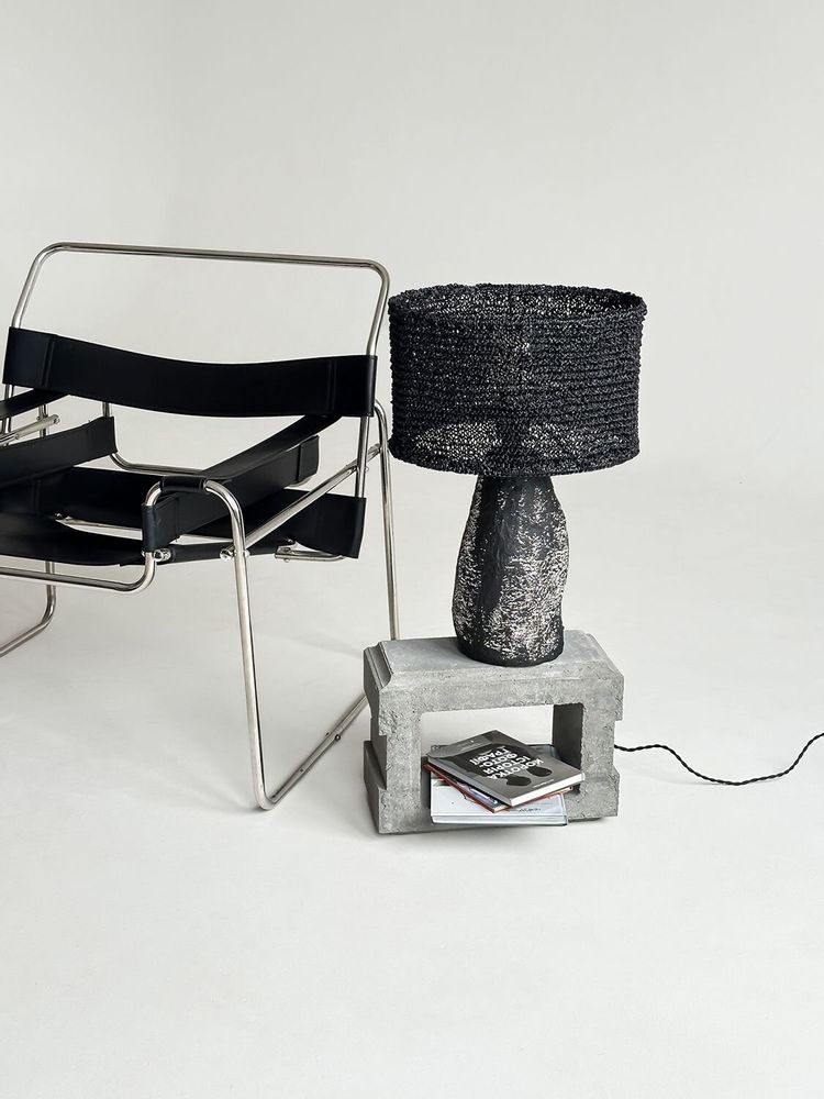 Lampes de table - Lampe de table Smola — Abat-jour en raphia fait main et base d'éclaira - PLETOSTUDIO