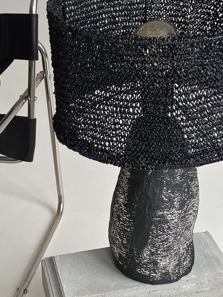 Lampes de table - Lampe de table Smola — Abat-jour en raphia fait main et base d'éclaira - PLETOSTUDIO