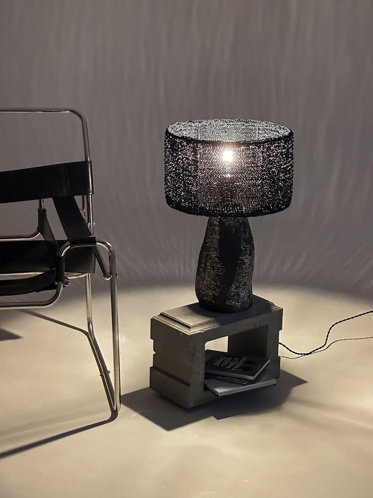 Lampes de table - Lampe de table Smola — Abat-jour en raphia fait main et base d'éclaira - PLETOSTUDIO