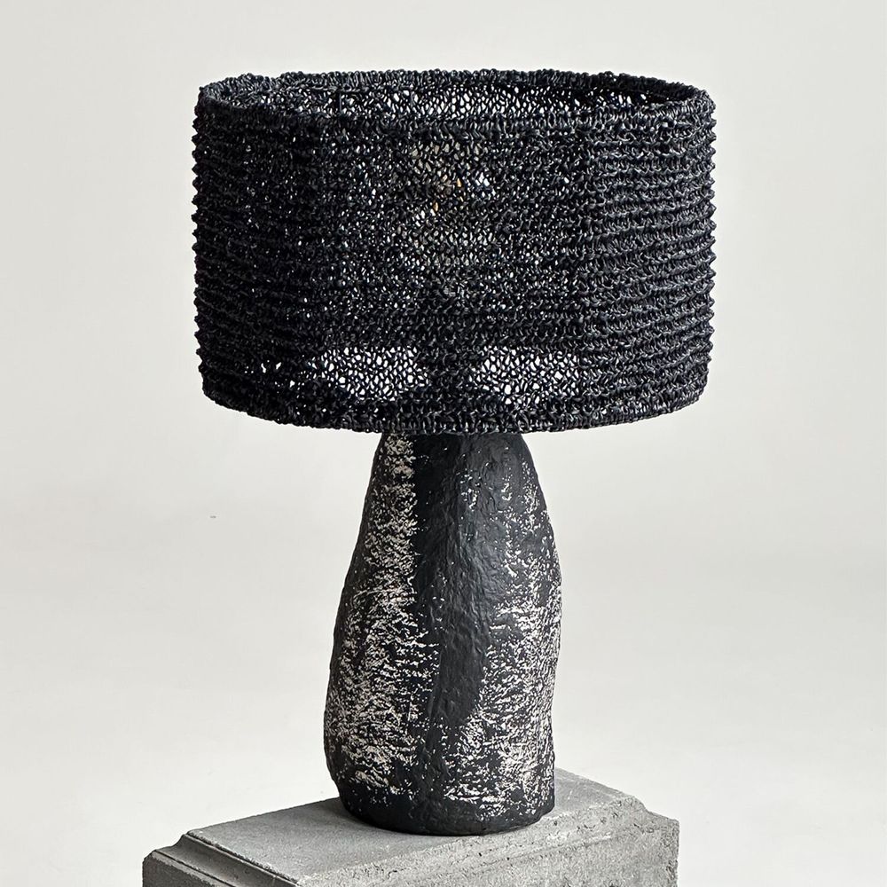 Lampes de table - Lampe de table Smola — Abat-jour en raphia fait main et base d'éclaira - PLETOSTUDIO