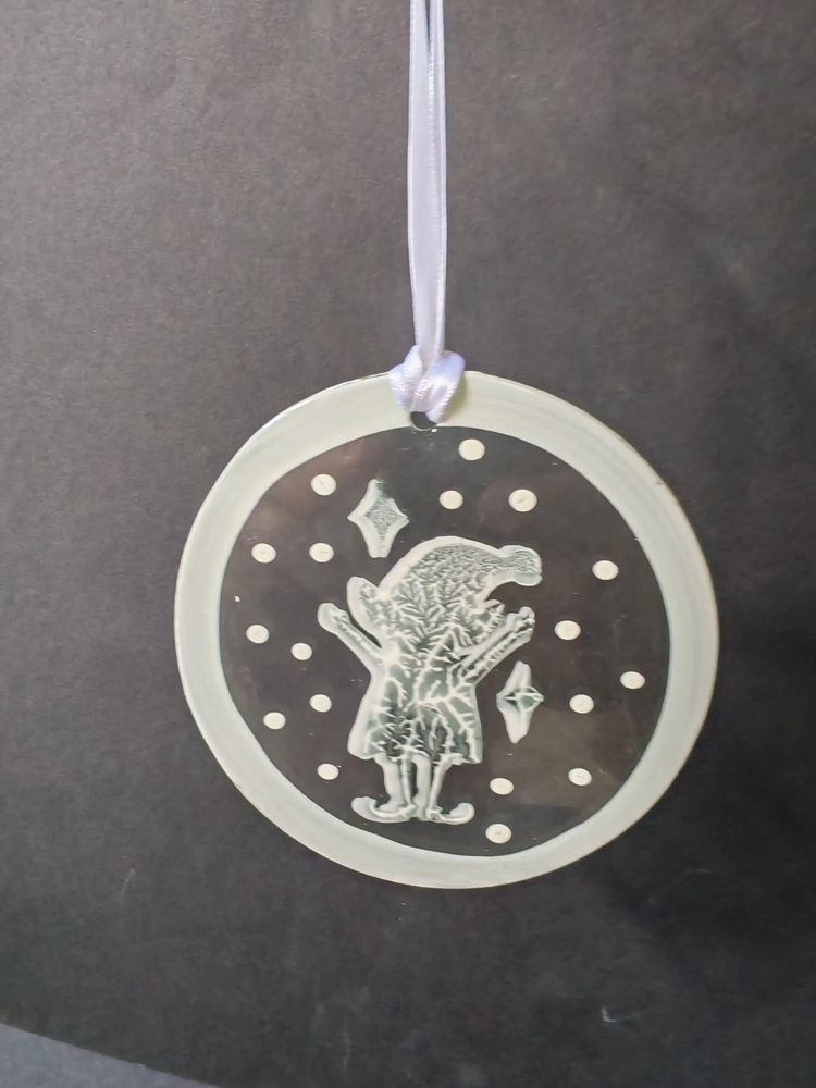 Autres décorations de Noël - Décoration en verre représentant un elfe debout peint à la main en blanc - CARNEOL GLASS