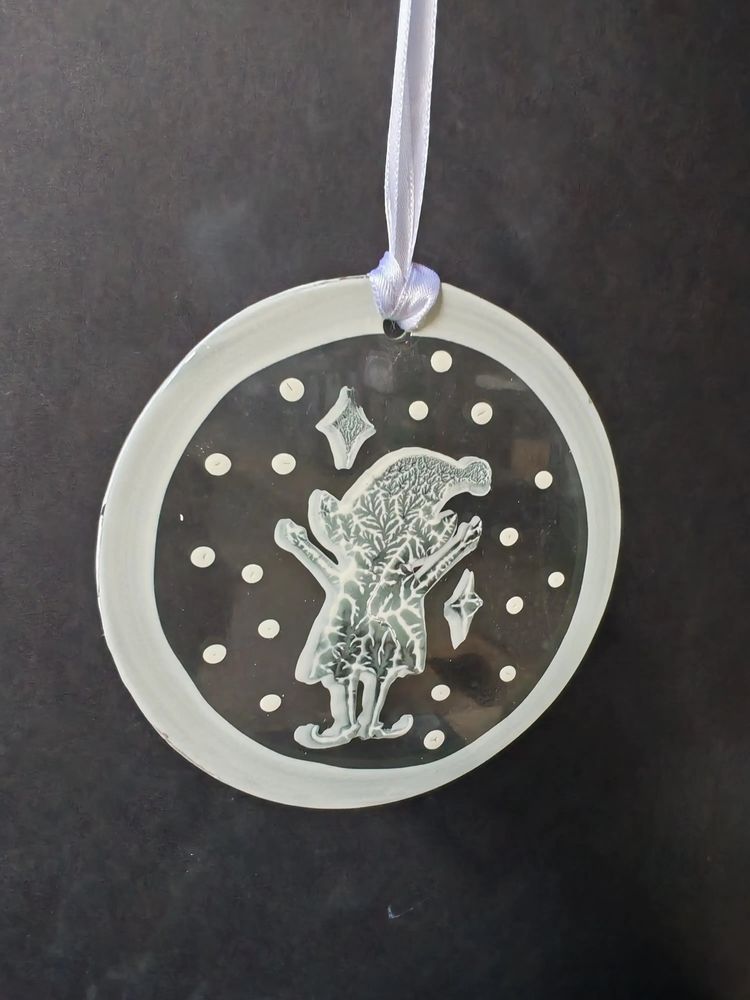 Autres décorations de Noël - Décoration en verre représentant un elfe debout peint à la main en blanc - CARNEOL GLASS