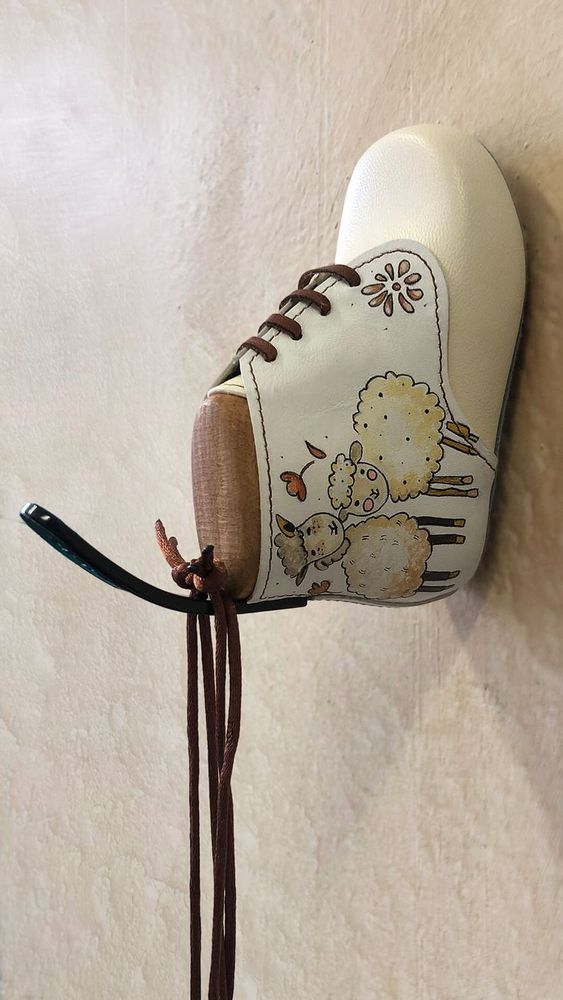 Chambres d'enfants - Cintres créatifs faits à la main, peinture bottes de bébé - GILDE SCARTI E MESTIERI