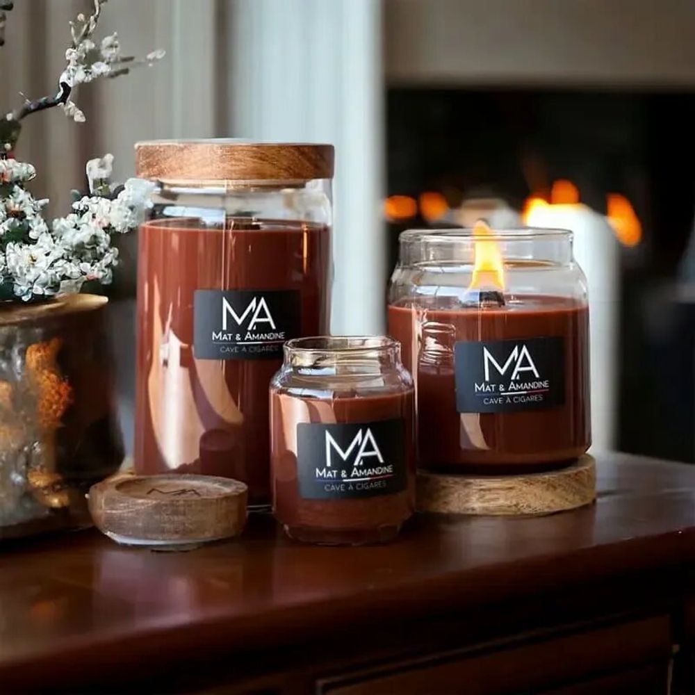 Objets de décoration - CAVE A CIGARES – Bougie parfumée (Moyenne Jarre) - MAT AMANDINE