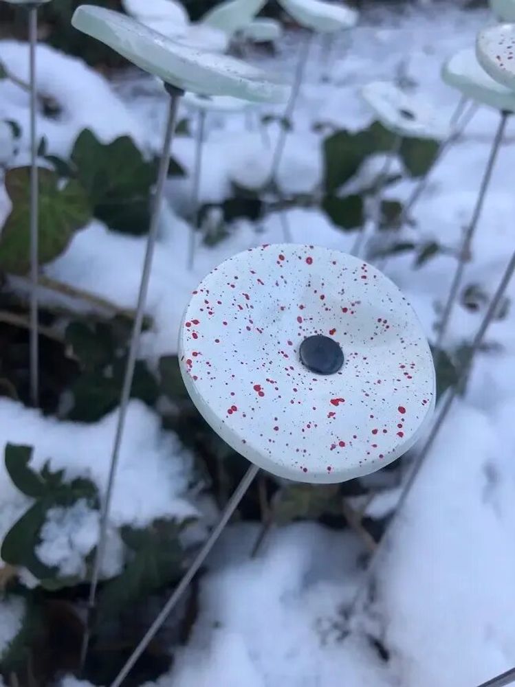 Floral decoration - Round small glass flower for outdoor use in white, red colour with 43 cm stainless steel stem - CARNEOL GLASS