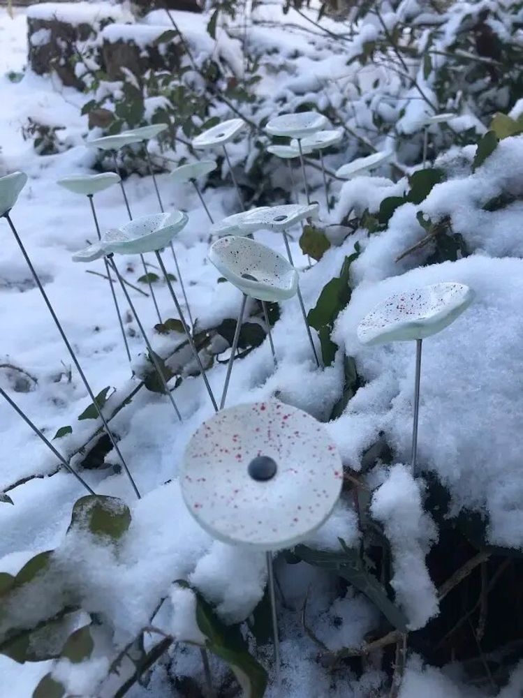 Floral decoration - Round small glass flower for outdoor use in white, red colour with 43 cm stainless steel stem - CARNEOL GLASS