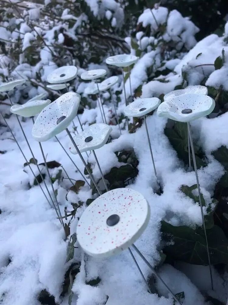 Floral decoration - Round small glass flower for outdoor use in white, red colour with 43 cm stainless steel stem - CARNEOL GLASS