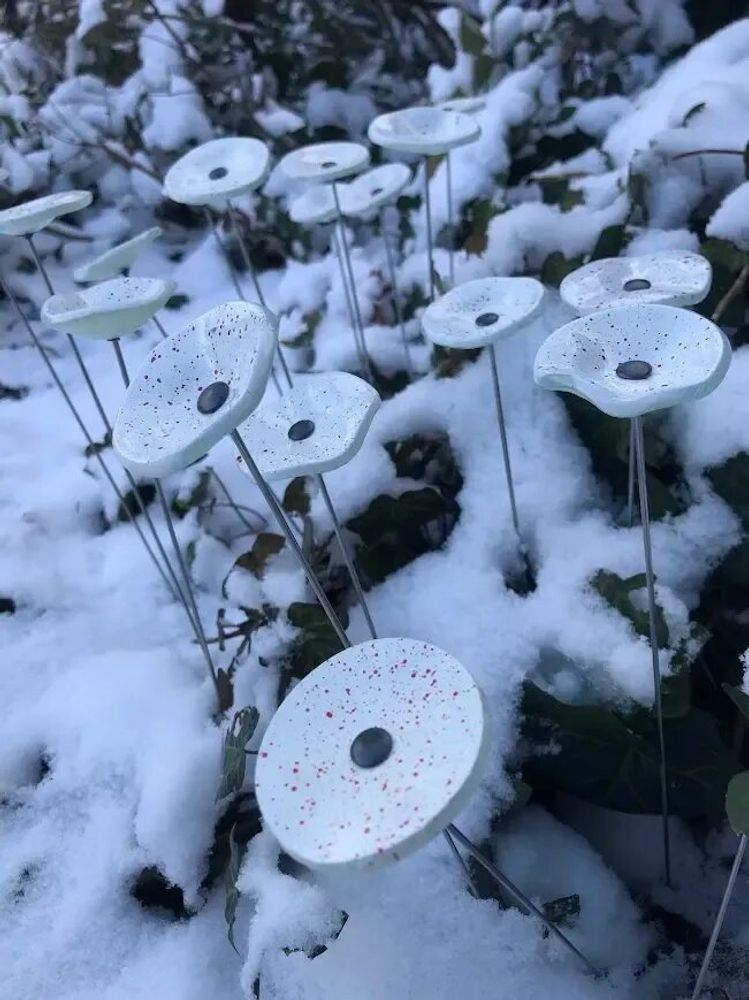 Floral decoration - Round small glass flower for outdoor use in white, red colour with 43 cm stainless steel stem - CARNEOL GLASS
