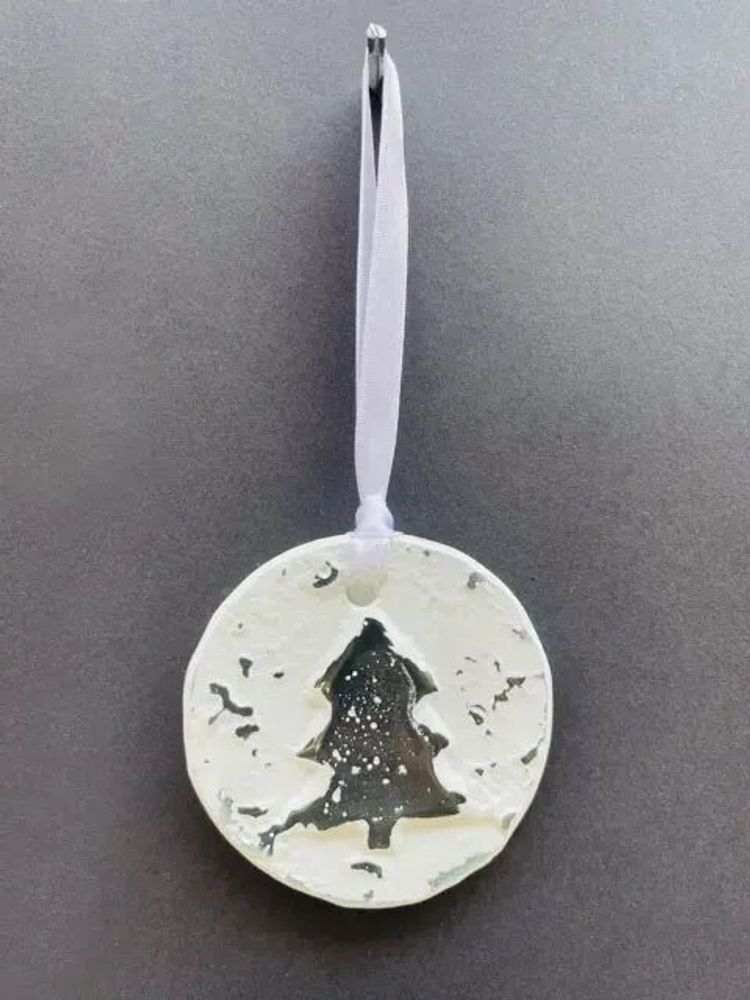 Guirlandes et boules de Noël - Petit cintre de Noël rustique avec un sapin - CARNEOL GLASS