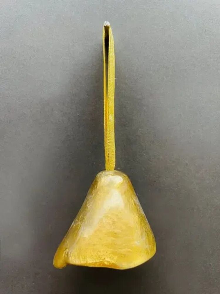 Autres décorations de Noël - Cloche en verre de couleur dorée sur un élégant porte-ruban - CARNEOL GLASS