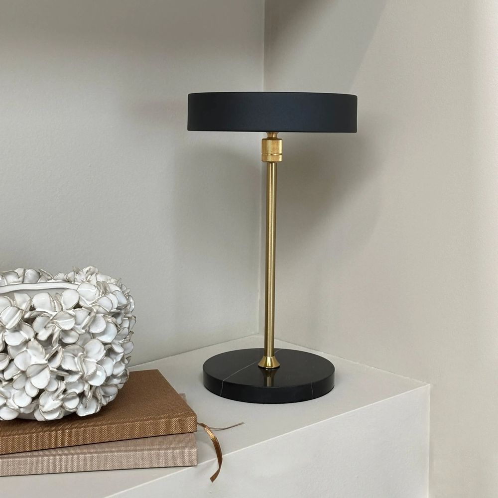 Lampes de table - Lampe de table LED rechargeable MOONLIGHT noire, laiton, marbre - DYBERG LARSEN