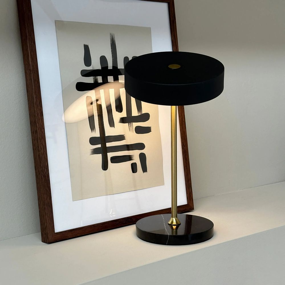 Lampes de table - Lampe de table LED rechargeable MOONLIGHT noire, laiton, marbre - DYBERG LARSEN