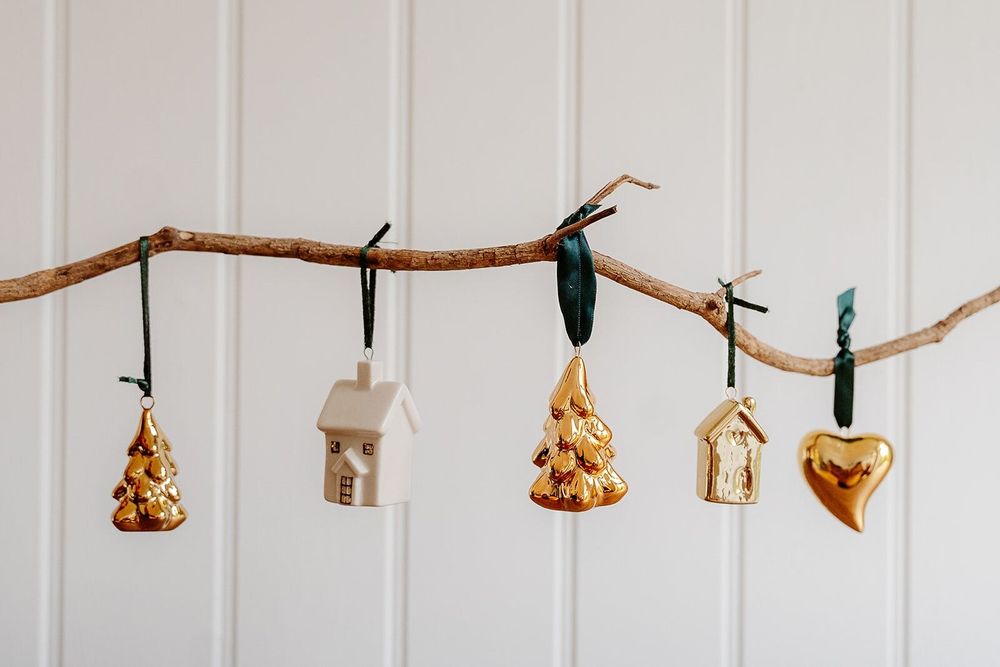 Christmas garlands and baubles - Ceramic Gold Christmas Hanging House - WE LOVE SEASONS
