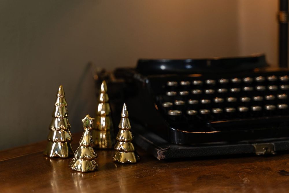 Christmas table settings - Ceramic Gold Christmas Tree with Star - WE LOVE SEASONS